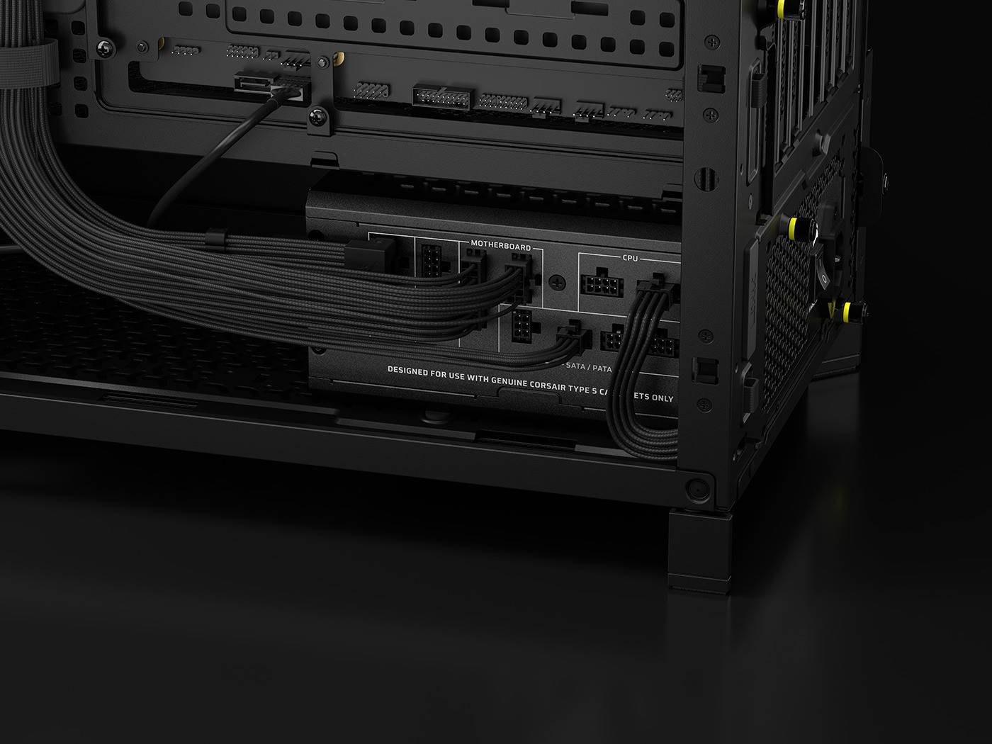Corsair, ecco i nuovi alimentatori "di lusso" con hub iCUE LINK integrato