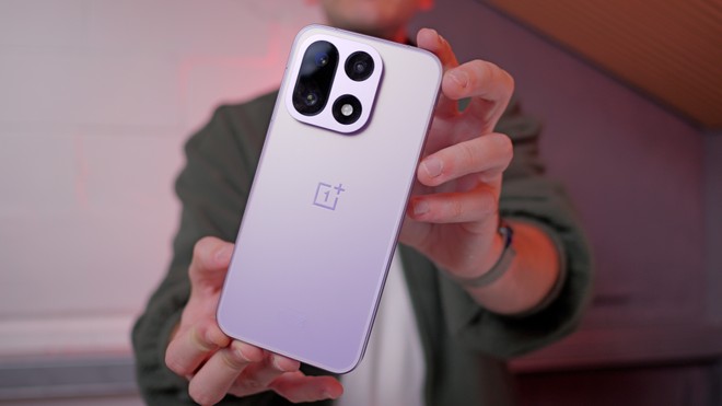 OnePlus 15 in offerta: a questo prezzo è il top di gamma da prendere?