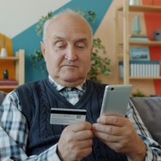 Bologna, commessa di telefonia sfrutta la carta di un anziano per 10 mila euro d