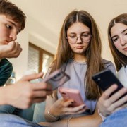 Francia, "liberté" anche per i social: bocciato il divieto per gli under 15