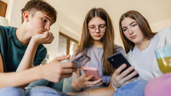 Anteprima: Francia, "liberté" anche per i social: bocciato il divieto per gli under 15