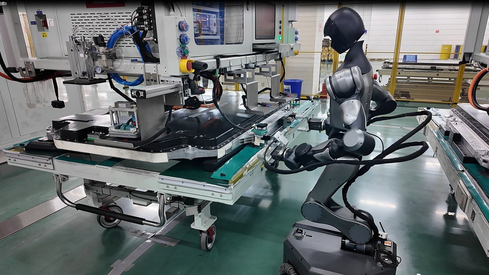 In Cina la prima linea di batterie EV con robot umanoidi al lavoro