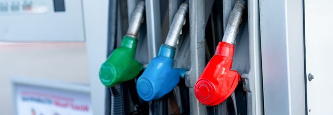 Prezzi carburanti, benzina e diesel in calo (di poco) sulla rete ordinaria