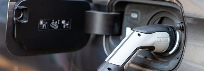 I Commissari UE si lamentano delle auto elettriche: la ricarica allunga i viaggi