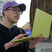 Mercato dei computer in crisi: Apple guadagna quote grazie a MacBook Neo