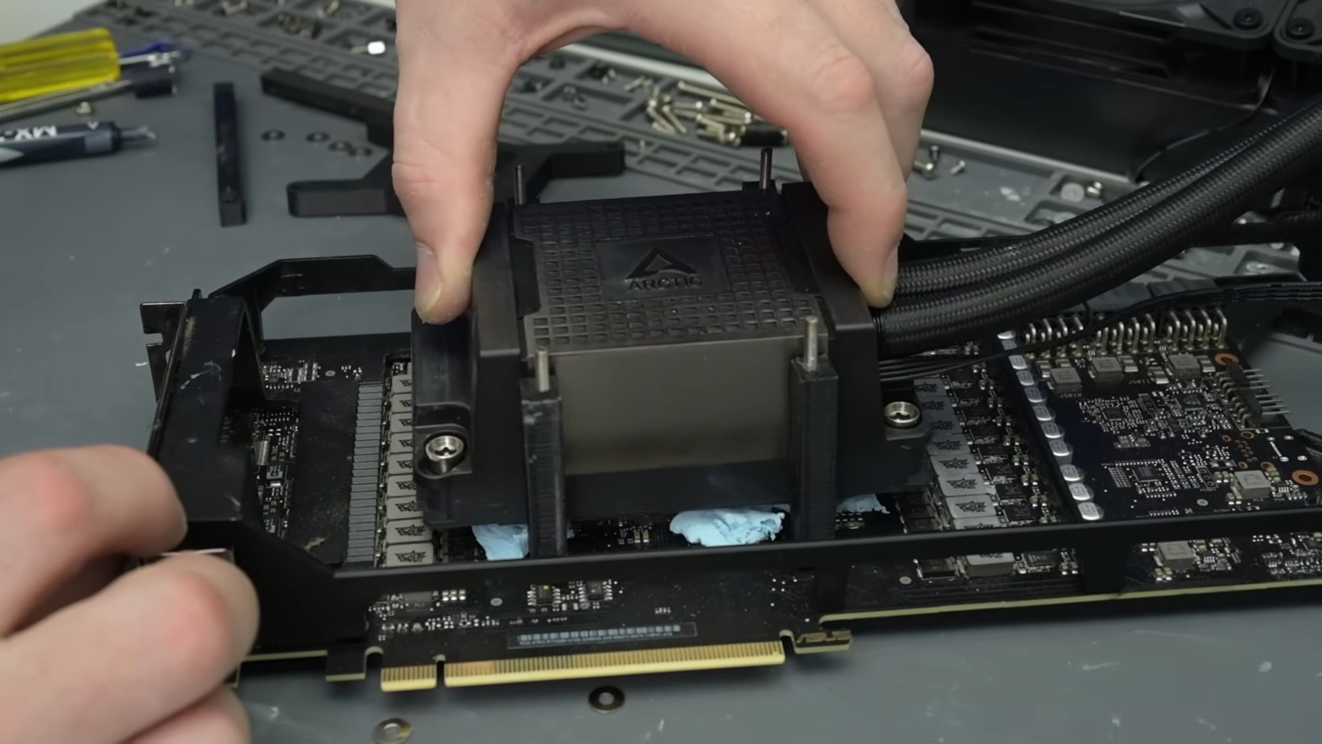 GeForce RTX 3080 vola nel gaming grazie a un AiO per CPU server