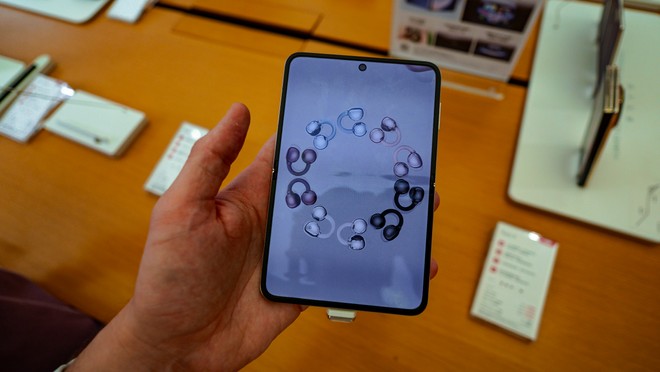 Huawei, il prossimo smartphone ha un design a passaporto ma non è pieghevole