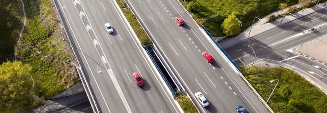 Guida in autostrada: l'obbligo che in pochi rispettano (e le multe previste)