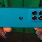 Motorola moto g87 al nuovo minimo storico: leggibilità perfetta anche sotto il s