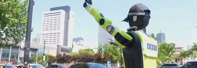 Via i vigili urbani, in Cina arrivano i robot umanoidi a dirigere il traffico