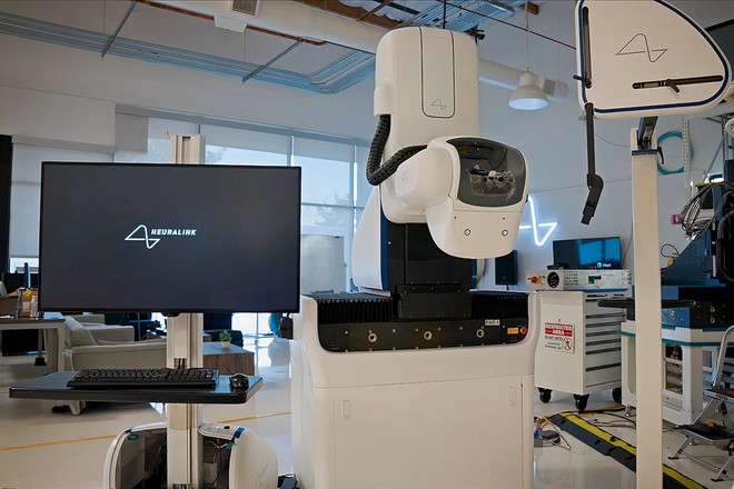 Neuralink presenta il nuovo robot per impianti cerebrali automatici