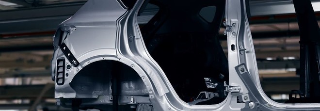 Auto nuove, la crisi delle materie prime aumenta il prezzo di listino: le stime