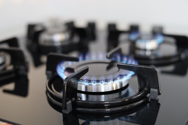 Luce e gas, prezzi in calo ad aprile: le conseguenze sulla bolletta
