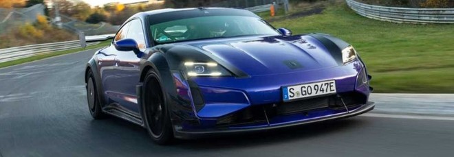 Porsche, al Nürburgring la Taycan Turbo GT vola con il kit Manthey