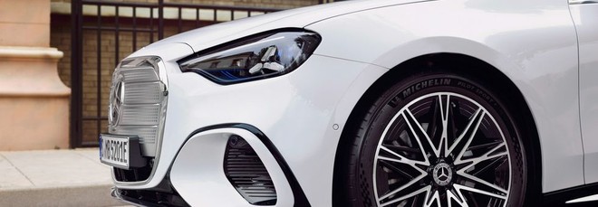 Mercedes-Benz, brevetta il pacco batteria a doppio adesivo: più leggerezza ed efficienza
