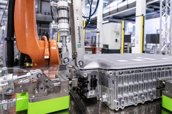 Lotta agli sprechi: il robot Fraunhofer rigenera le celle delle batterie