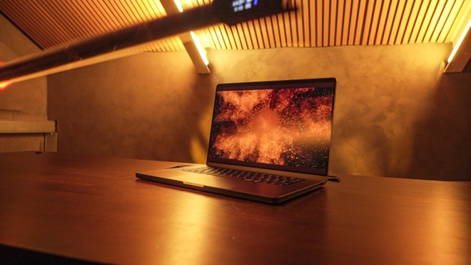 MacBook Pro con display OLED, ormai è fatta: parte la produzione del pannello