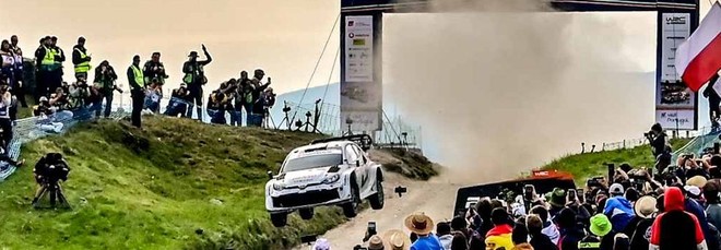 Incredibile: al Rally di Portogallo un furgone sul percorso della prova speciale