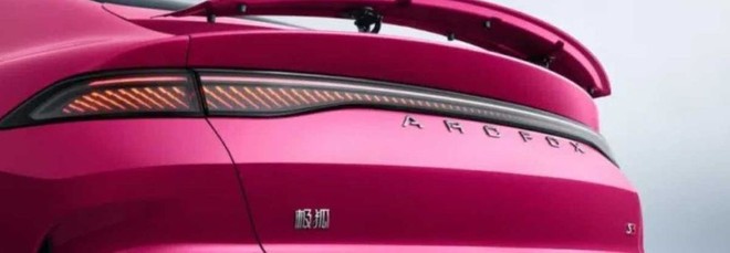 Arcfox S3, la nuova berlina cinese punta sul battery swap