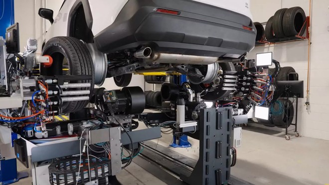 Meccanici addio? Il robot che cambia le gomme in metà tempo grazie all'AI