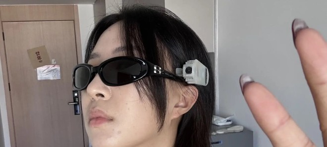 E se il futuro dei vlog passasse da una semplice pinza con fotocamera?