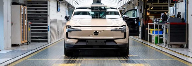 Volvo vende ancora auto a benzina, ma non ha più fabbriche per i motori termici