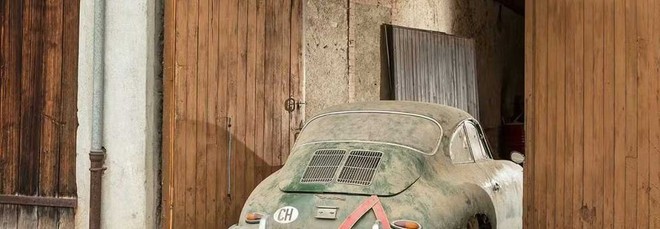 Porsche, in un fienile spunta un tesoro: non la toccavano da 45 anni