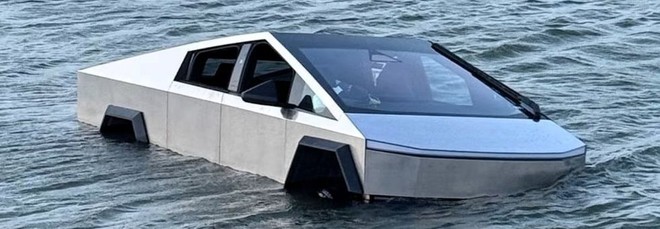 Affonda col Tesla Cybertruck in un lago: il test finisce malissimo