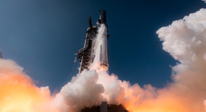Starship V3 missione compiuta: debutta con successo il razzo di Spacex