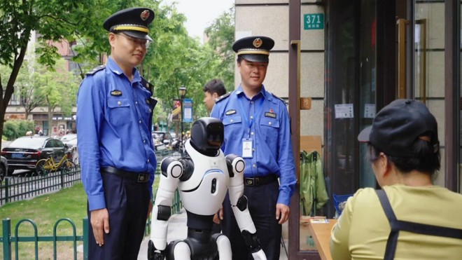 Shanghai schiera Lingxi X2: il robot assistente dei vigili urbani