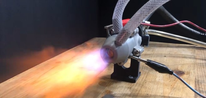 Un motore a razzo in plastica stampato in 3D? Ci prova uno YouTuber