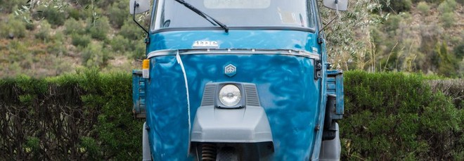 Ape Piaggio in autostrada per colpa del navigatore, turista fermato e multato