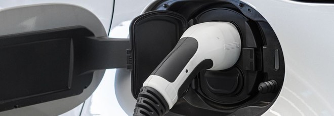 Tassa dell'1% al mese sulle auto aziendali non elettriche: novità in Europa