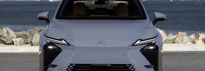 Lexus ES, l&rsquo;ottava serie arriva in Italia: performance al servizio del lusso