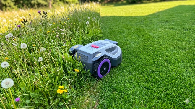 Anteprima: Ho provato ANTHBOT M9: il robot tagliaerba con GPS che arriva dovunque