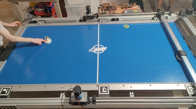 Anteprima: Robot imbattibile nell'air hockey, ma si è allenato solo nel mondo virtuale | Video
