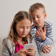 Social e minori, il Codacons chiede l'adozione di limiti più severi anche in Ita