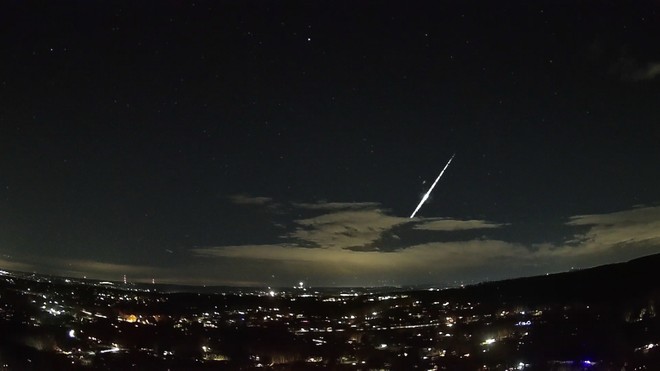 Un brillante bolide illumina il Midwest americano: si cercano possibili meteoriti