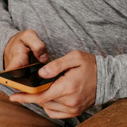 Dipendenza da smartphone, in Francia via libera al divieto per i licei