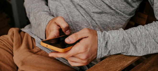 Anteprima: Dipendenza da smartphone, in Francia via libera al divieto per i licei