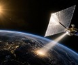 Via libera allo specchio spaziale che illumina la notte: scoppia la polemica