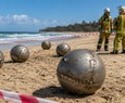 Piovono misteriose sfere metalliche sulle spiagge australiane: svelata l'origine
