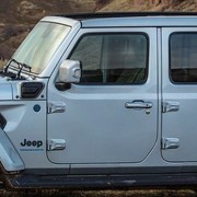Il SUV abbandonato costa caro a Fabrizio Corona: stangata del Tribunale di Milan