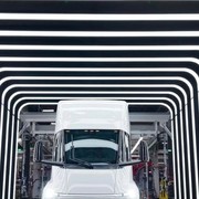 Elon Musk frena sul Tesla Semi autonomo: prima le auto poi i camion