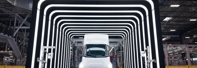 Elon Musk frena sul Tesla Semi autonomo: prima le auto poi i camion