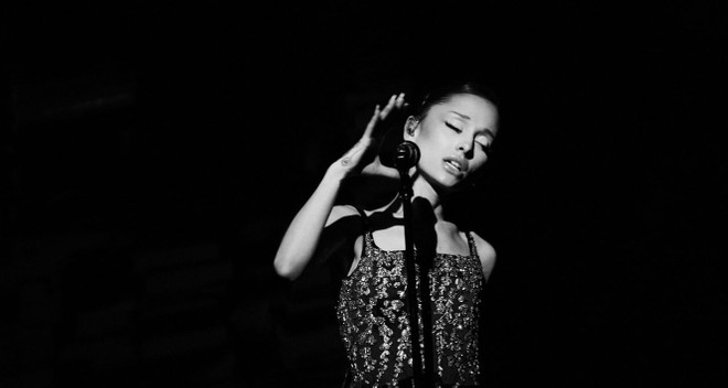 Copertina: Ariana Grande passa al contrattacco: caccia agli hacker che diffondono le sue canzoni