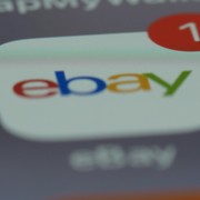 Scarafaggi vivi e minacce: eBay risarcisce con 56 milioni due giornalisti