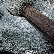 L'incidente è agghiacciante, la barra vola nel parabrezza: conducente vivo 