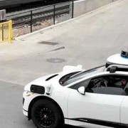 Taxi a guida autonoma, clienti fuori controllo: scoppia il caso in America