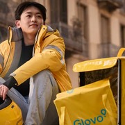 Glovo punta sull'AI: prodotti e ristoranti si cercano su ChatGPT e Claude
